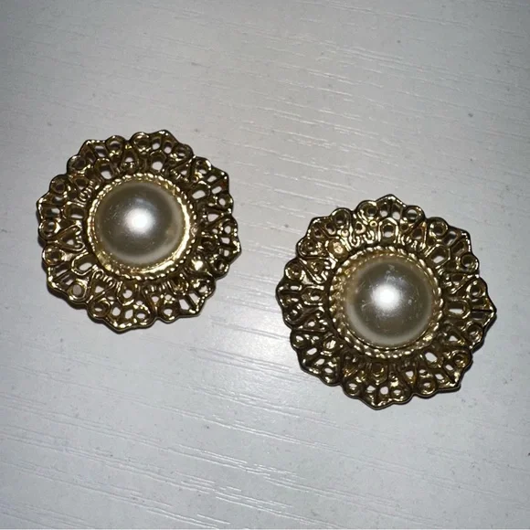 Vintage Gold Tone Faux Pearl Clip On Earrings - Picture 2 of 5